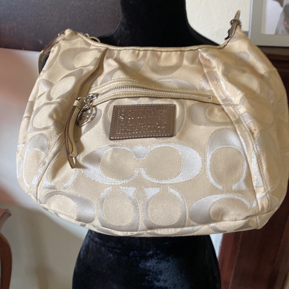 🦊 Coach gold crossbody. - Picture 3 of 6